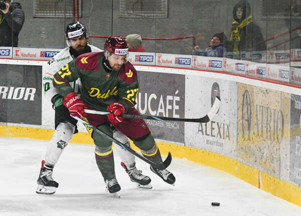 Sprava Miroslav Macejko (Trenčín) a Adam Lapšanský (Nové Zámky) v súboji o puk.
