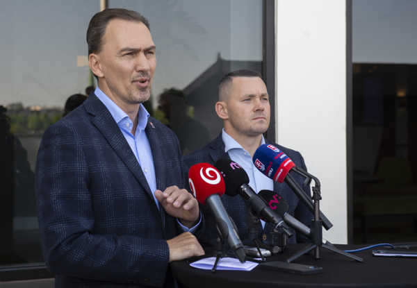 Šatan reaguje na vznik PHL. Šatan reaguje na vznik PHL.