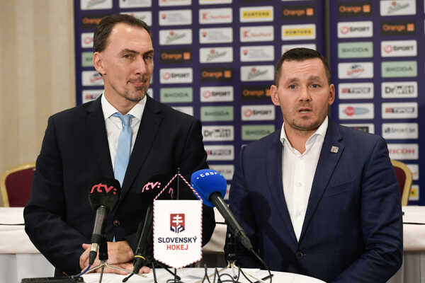 Šatan a Lažo počas brífingu na pôde SZĽH.