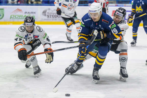 Obranca Mislav Rosandič (vpravo).