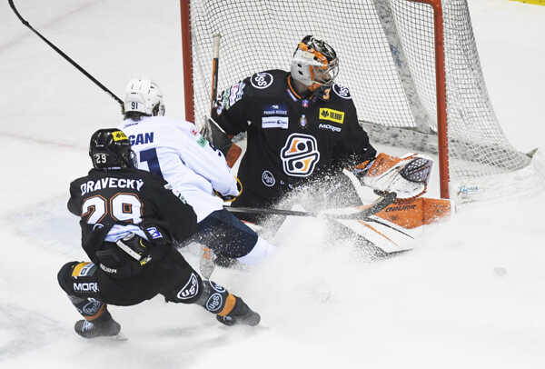 Brankár Riečický chytá šancu.