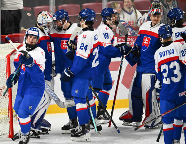 Na snímke radosť hráčov Slovenska po skončení zápasu základnej A-skupiny medzi Slovenskom a Nórskom na hokejových majstr