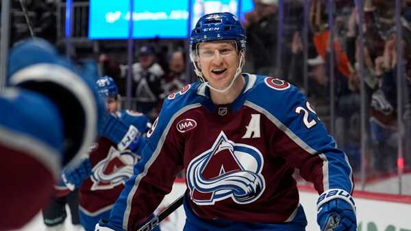 Nathan MacKinnon v akcii.