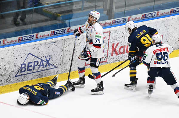 Zľava Patrik Števuliak (Spišská Nová Ves) a Nathanael Halbert (Zvolen).