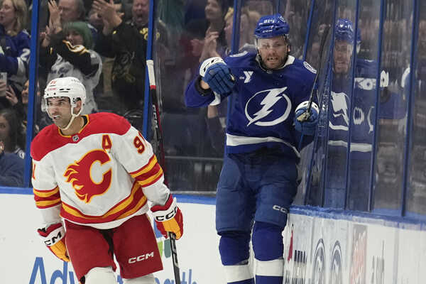 Slovenský hokejový obranca v drese Tampy Bay Lightning Erik Černák (vpravo) sa teší z gólu.