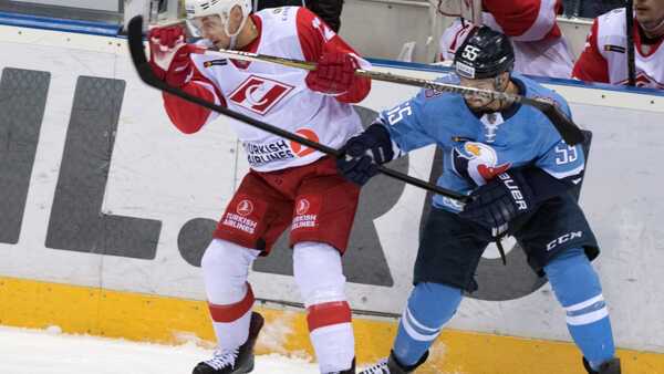 Schaus v drese Slovana.