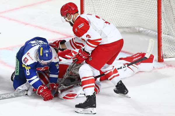 Oliver Okuliar v súboji s brankárom Johnom Murrayom.