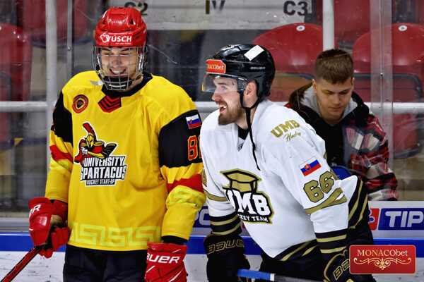 Grega v drese Univerzity.