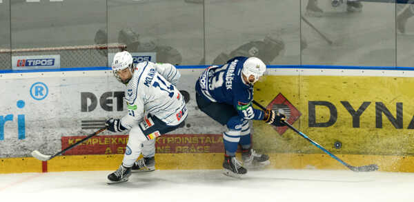 Vľavo Ondrej Molnár v drese HK Nitra.