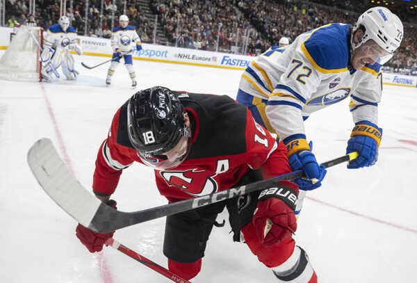Ondřej Palát (vľavo) z New Jersey Devils a Tage Thompson z Buffala Sabres.