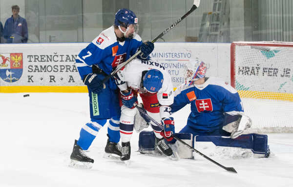 Zľava Adam Kalman ( Slovensko), Imrich Maxin (Česko) a Patrik Brezáni (Slovensko) v súboji o puk.