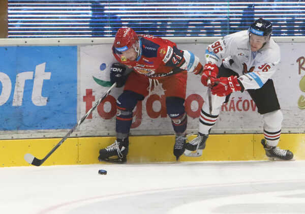 Zľava Patrik Lušňák (HKM Zvolen) a Brender Miller (Banská Bystrica) počas zápasu.