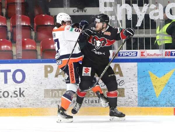 Obranca Patrik Luža (vpravo).