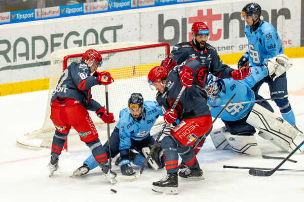 Patrik Maier (Slovan) a zľava Dávid Kohút, Keltie Jeri-Leon (obaja HC Prešov) počas zápasu.