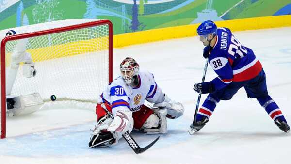 Pavol Demitra premieňa pamätný nájazd na ZOH 2010 vo Vancouveri.