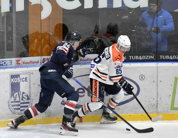 Zľava Pavol Štetka (Slovan) a Ján Marcinko (Michalovce).