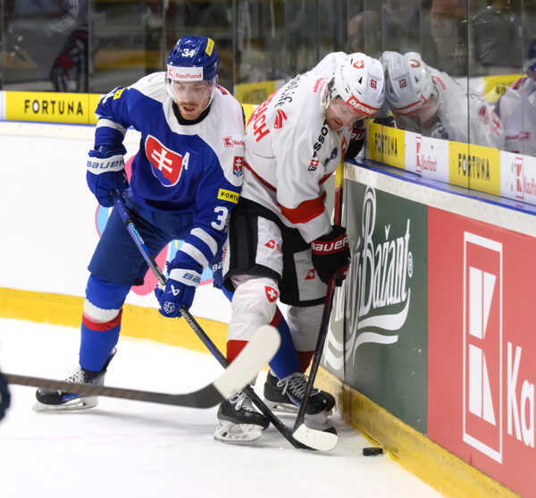 Zľava Peter Cehlárik (Slovensko) a Dario Rohrbach (Švajčiarsko).