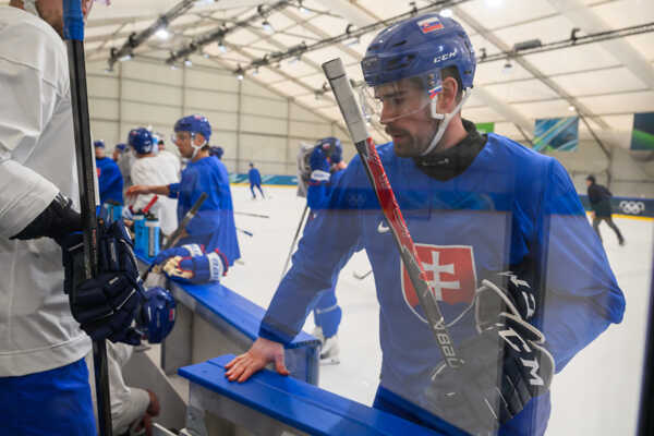 Peter Čerešňák počas tréningu slovenskej hokejovej reprezentácie na ZOH 2026 v Miláne.