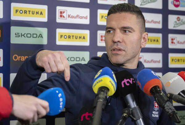 Peter Frühauf na brífingu s novinármi.