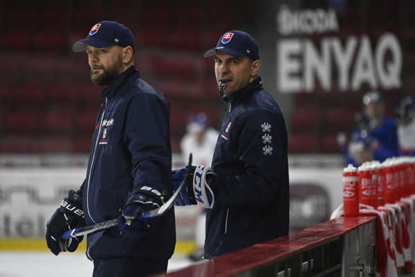 Asistenti trénera zľava Andrej Podkonický a Peter Frühauf sledujú tréning.