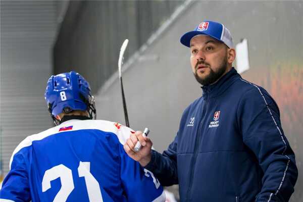 Peter Kúdelka na lavičke slovenskej sedemnástky.
