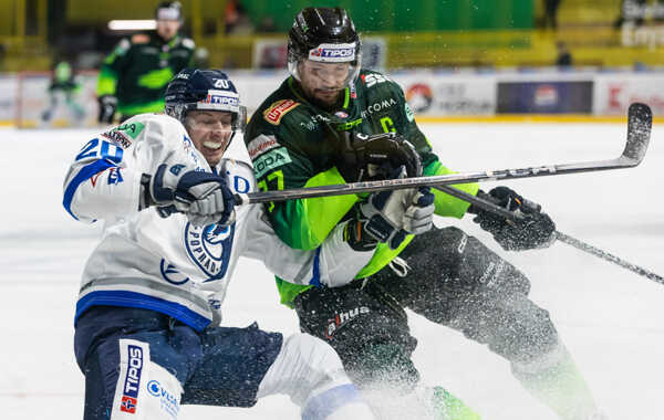 Peter Kundrik (HK Poprad) a Rastislav Dej (Vlci Žilina) v súboji.