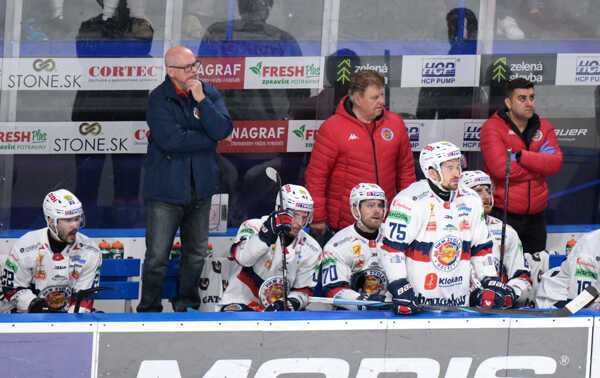 Lavička Zvolena, druhý zľava tréner Peter Mikula.