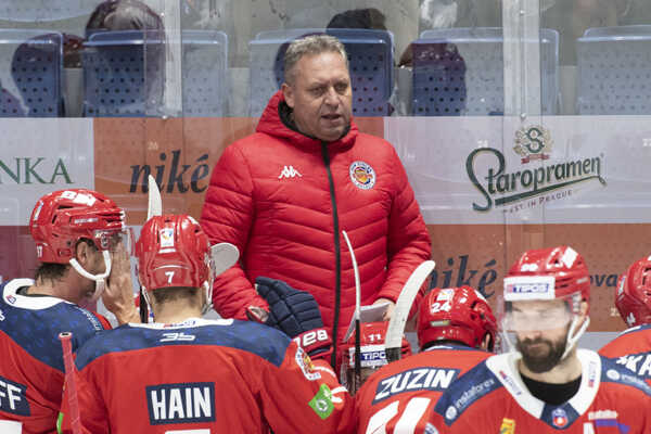 V pozadí tréner HKM Zvolen Peter Oremus.
