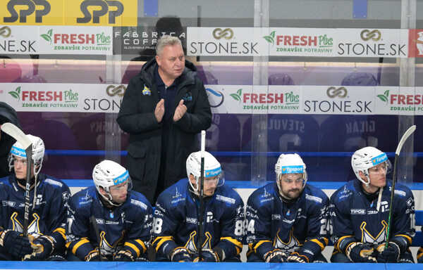 Tréner Peter Oremus na lavičke HK Spišská Nová Ves.