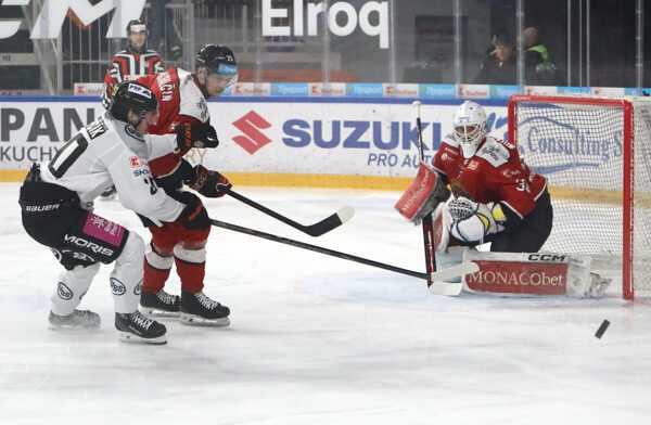Zľava Peter Repčík (Košice), Christián Michalčin (Banská Bystrica) a brankár Banskej Bystrice Mareks Mitens.