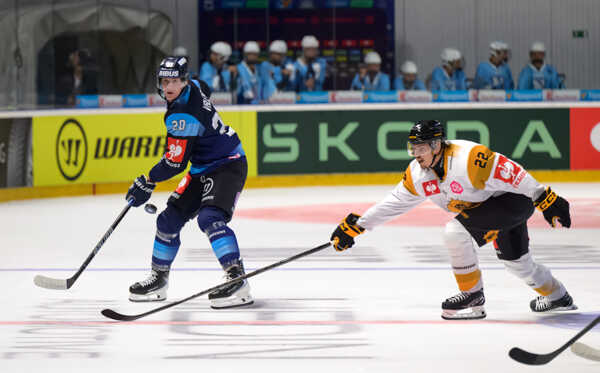 Peter Valent z tímu HK Nitra a Jonathan Johnson z tímu Skelleftea.