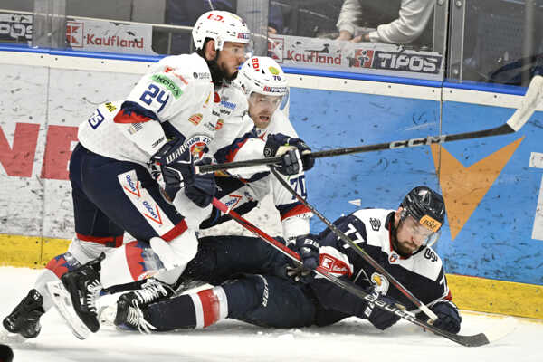 Zľava Peter Zuzin, Marek Hecl (obaja Zvolen) a Branislav Kubka (Slovan).