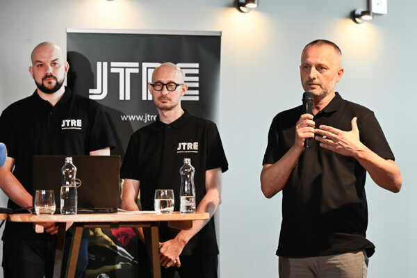 Na snímke sprava výkonný riaditeľ JTRE Pavel Pelikán, šéf marketingu JTRE Daniel Suchý a výkonný riaditeľ HC Slovan Brat