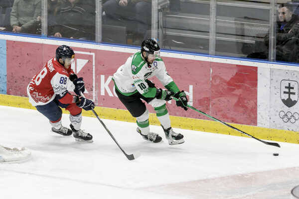 Útočník Radek Prokeš (vpravo).