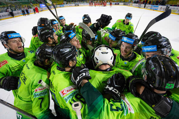 Radosť hráčov tímu Vlci Žilina.