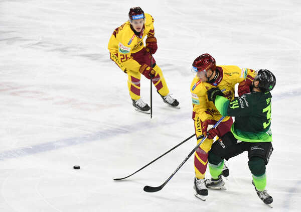 Zľava Raimonds Mikus Vitolinš z Trenčína, Jaedon Descheneau z Trenčína a Jozef Baláž zo Žiliny.
