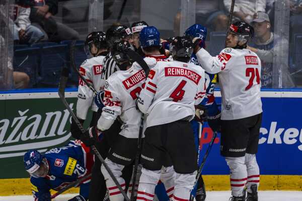 Rakúski a slovenskí hokejisti v roztržke pri mantineli.