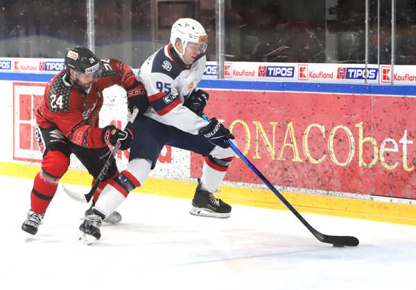 Reece Scarlett (Banská Bystrica) a Jonáš Peterek (Slovan).