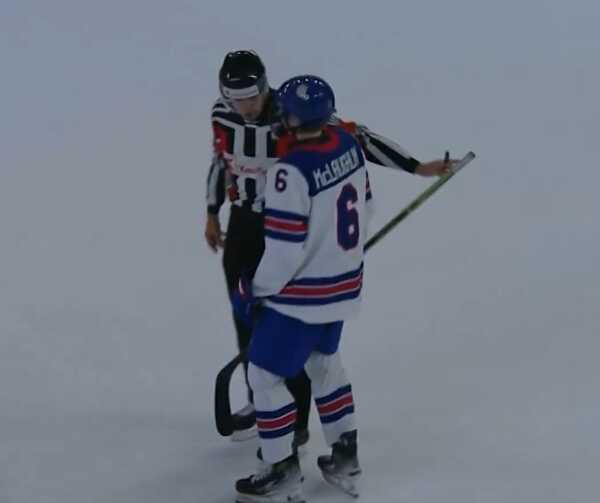 Rozhodca Vladimír Baluška dohovára Willovi McLaughlinovi.