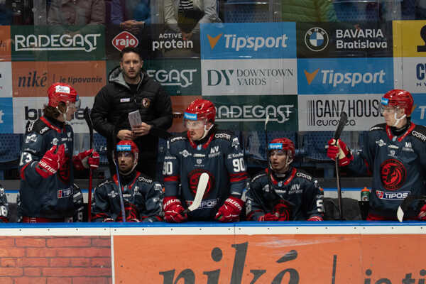 Tréner HC Prešov Ryan Colville na striedačke.