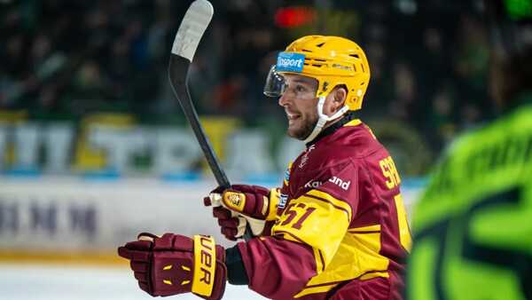 Ryan Spooner v drese HK Dukla Trenčín.