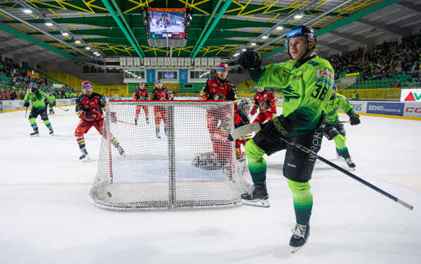 V popredí Ryder Korczak (Žilina) sa raduje z gólu.