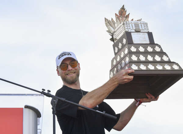 Bennett oslavuje Conn Smythe.