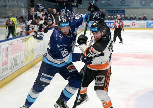 Samuel Buček z Nitry v súboji s Jánom Marcinkom z Michaloviec.