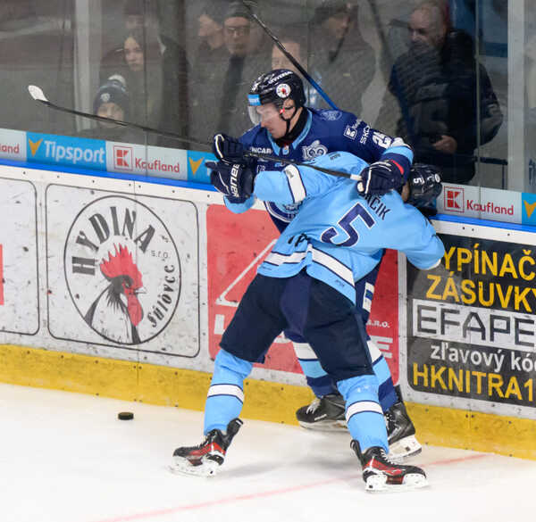 Samuel Buček z Nitry v súboji s Patrikom Bačíkom zo Slovana.