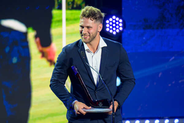 Samuel Hlavaj si preberá cenu pre najlepšieho brankára roka počas galavečera Hokejista roka.