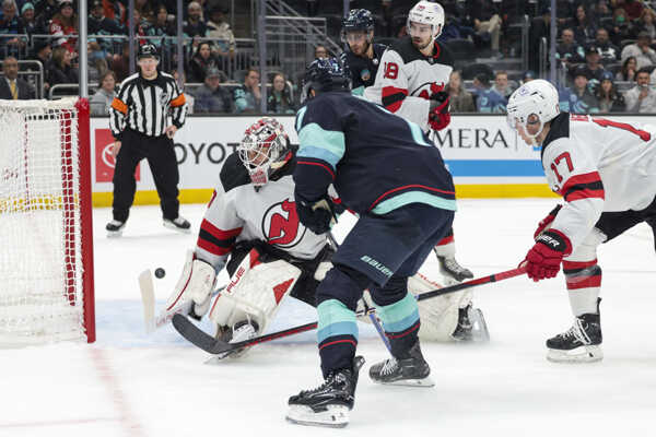 Šimon Nemec (vpravo) pomáha brániť.