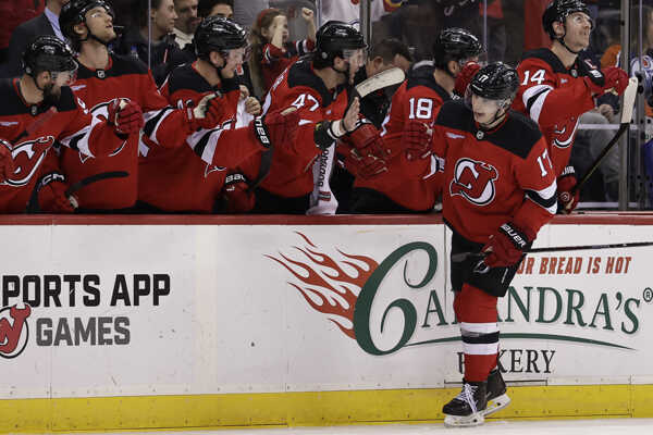 Slovenský hráč New Jersey Devils Šimon Nemec (vpravo) oslavuje so spoluhráčmi.