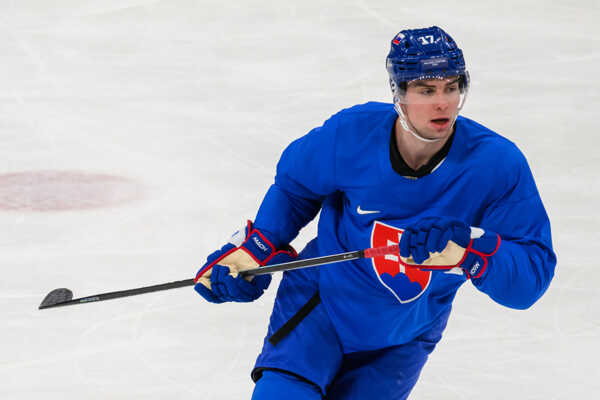 Šimon Nemec počas tréningu slovenskej hokejovej reprezentácie na ZOH 2026.