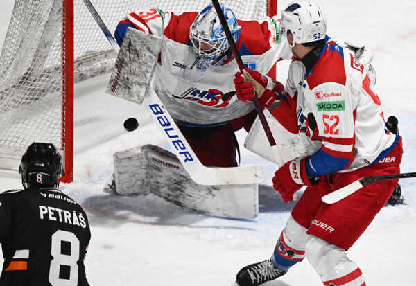 Vľavo Šimon Petráš (Košice) a brankár Evan Fitzpatrick (Liptovský Mikuláš).